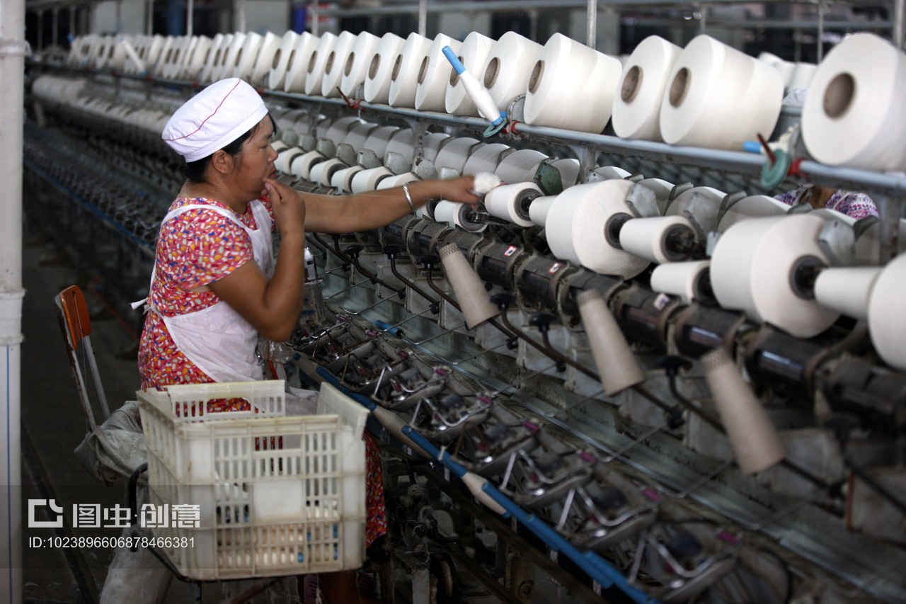 安徽省淮北市,啟鑫紡織廠的生產(chǎn)車(chē)間內(nèi),紡織女工加工出口的歐美地區(qū)的紡織品。